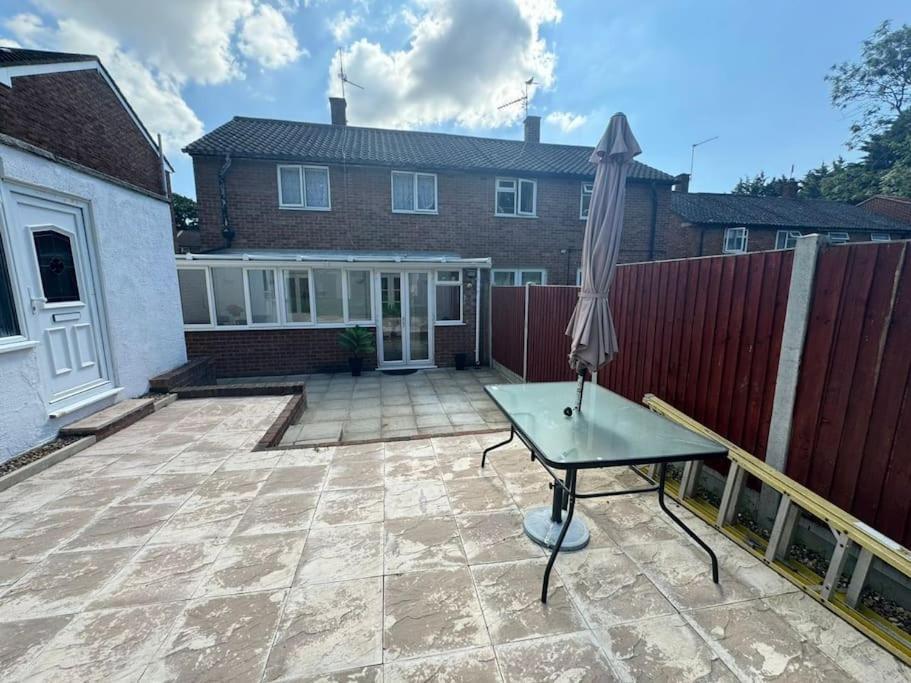 Charming 3-Bedroom Retreat With Modern Comforts South Ockendon Exterior photo