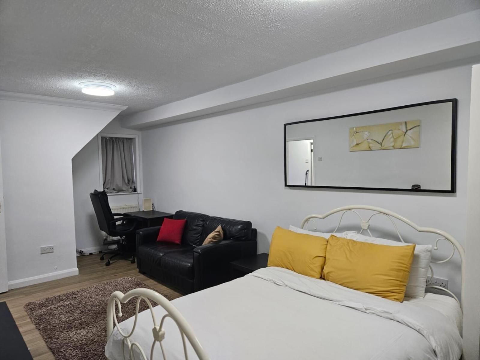 Charming 3-Bedroom Retreat With Modern Comforts South Ockendon Exterior photo
